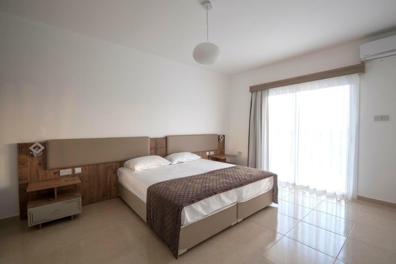 Deniz Airport Suites Никосия Экстерьер фото