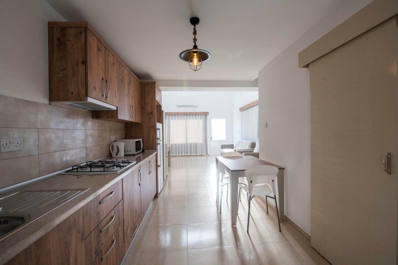 Deniz Airport Suites Никосия Экстерьер фото