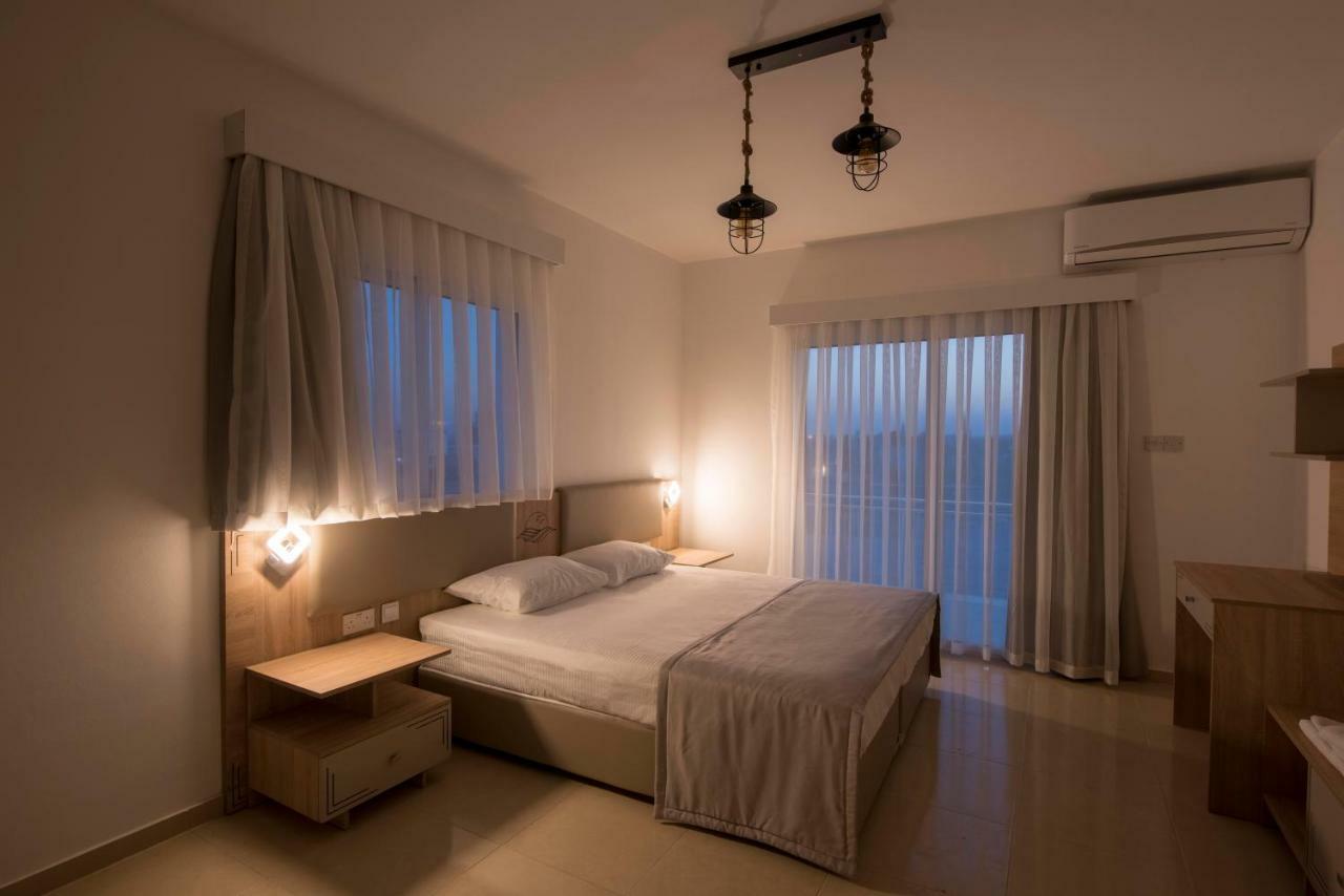 Deniz Airport Suites Никосия Экстерьер фото
