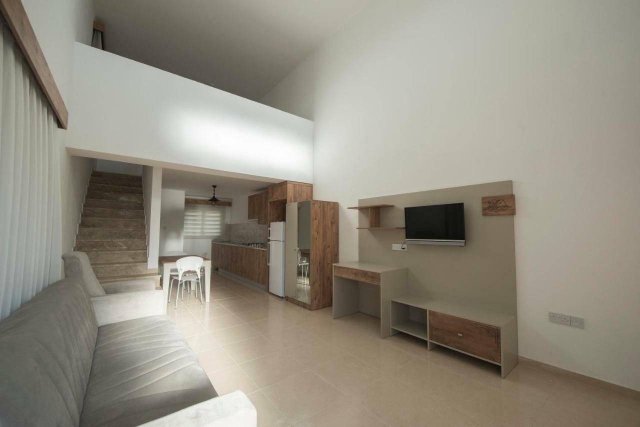 Deniz Airport Suites Никосия Экстерьер фото