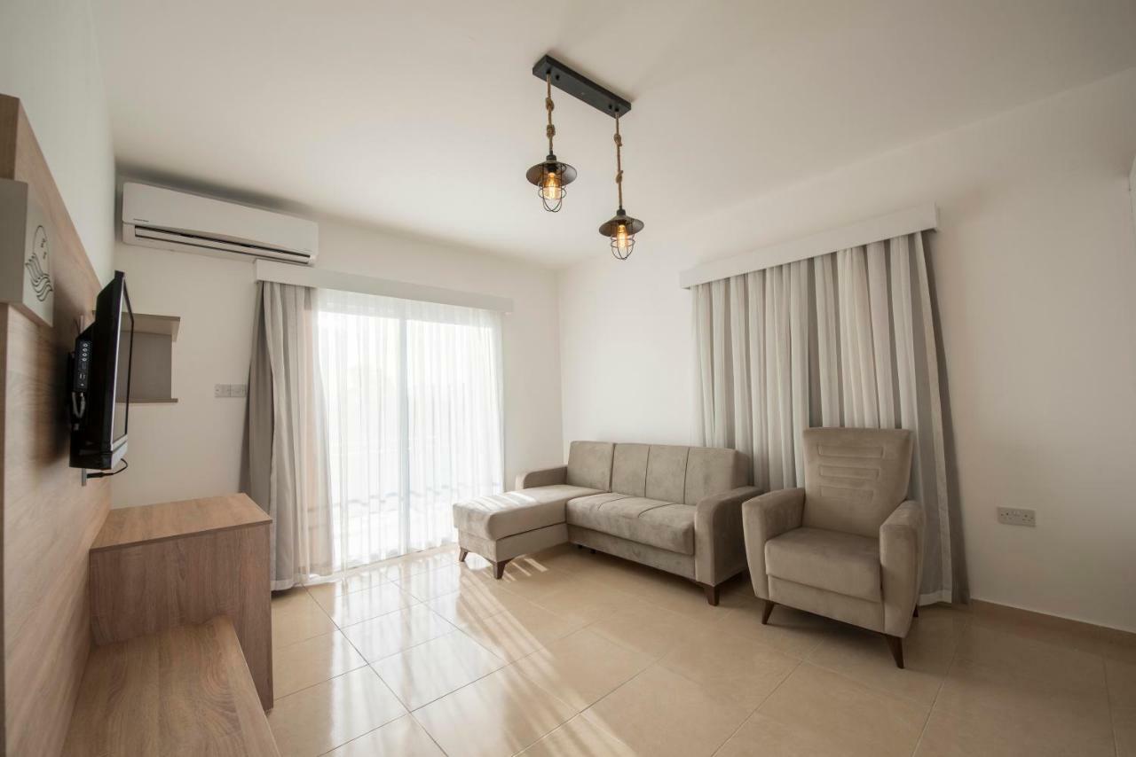 Deniz Airport Suites Никосия Экстерьер фото