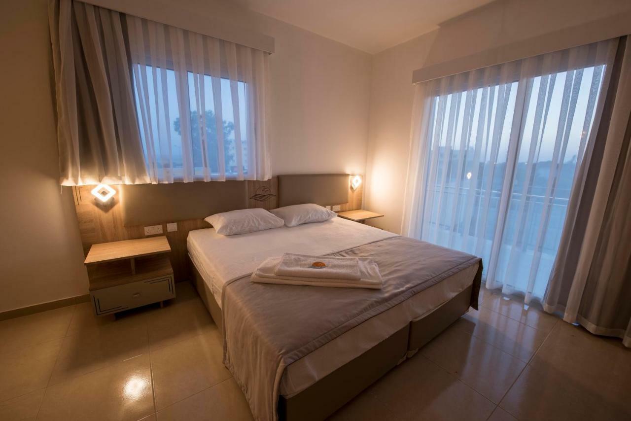 Deniz Airport Suites Никосия Экстерьер фото