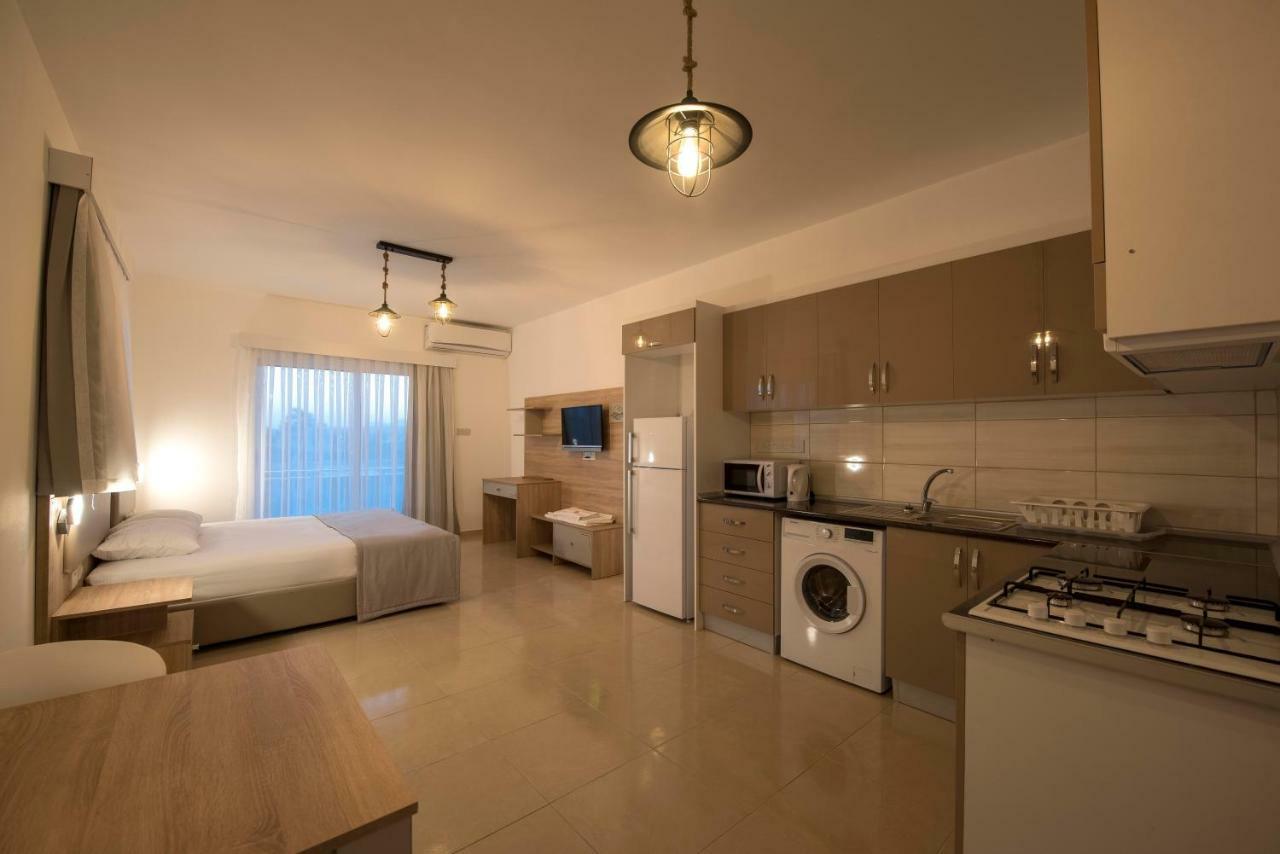 Deniz Airport Suites Никосия Экстерьер фото